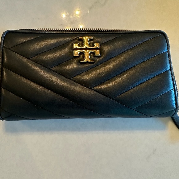 Tory Burch Kira Chevron-Quilt Zip Continental Wallet Black with dust bag - Picture 4 of 9